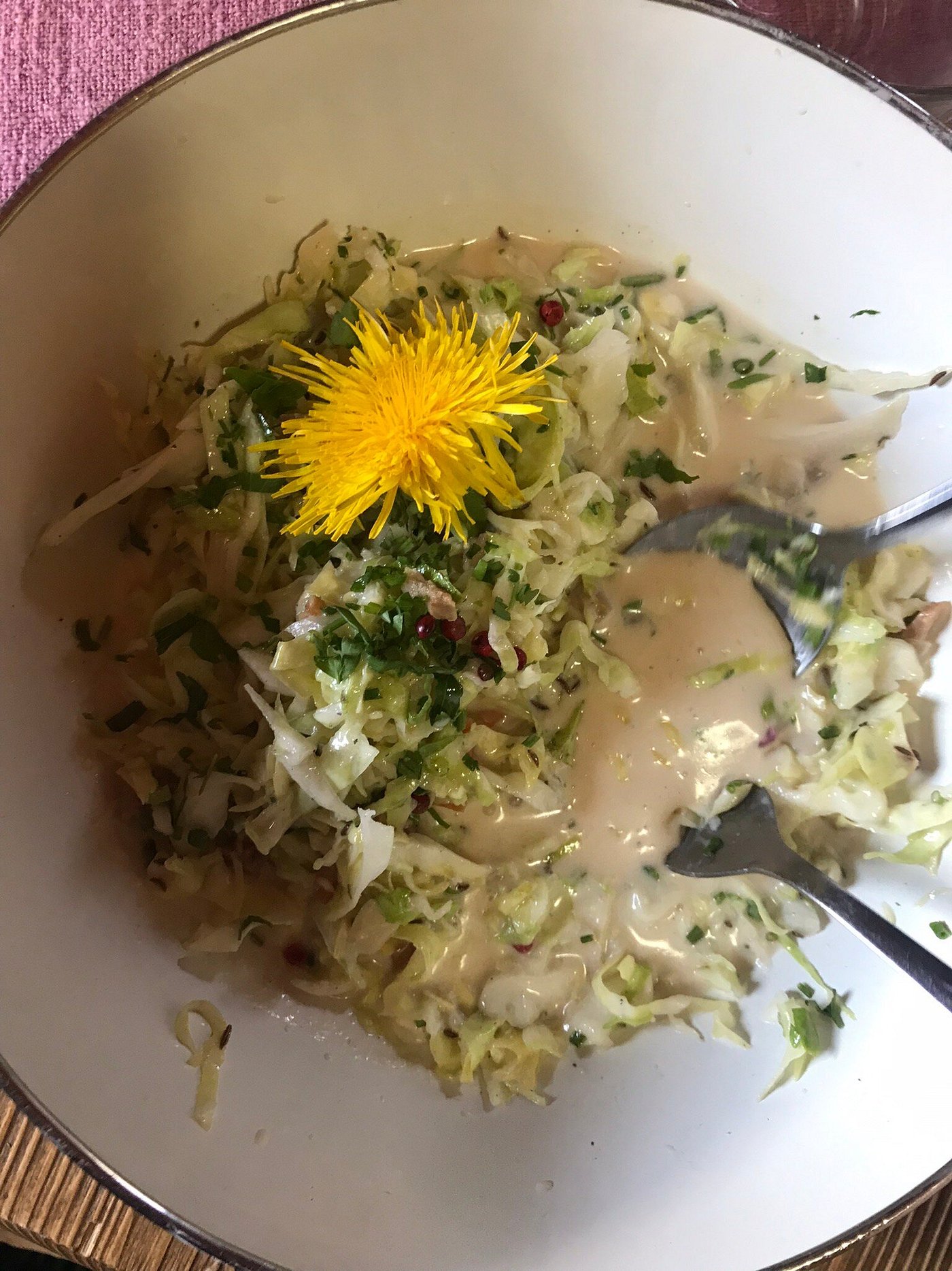 Krautsuppe mit Löwenzahnblüte